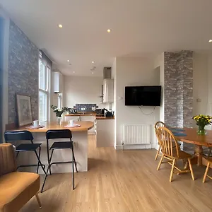 cambridge-stays-yellow-diamond-2-bedroom-flat-5-sleeps-parking.cambridgehotelsuk.com/